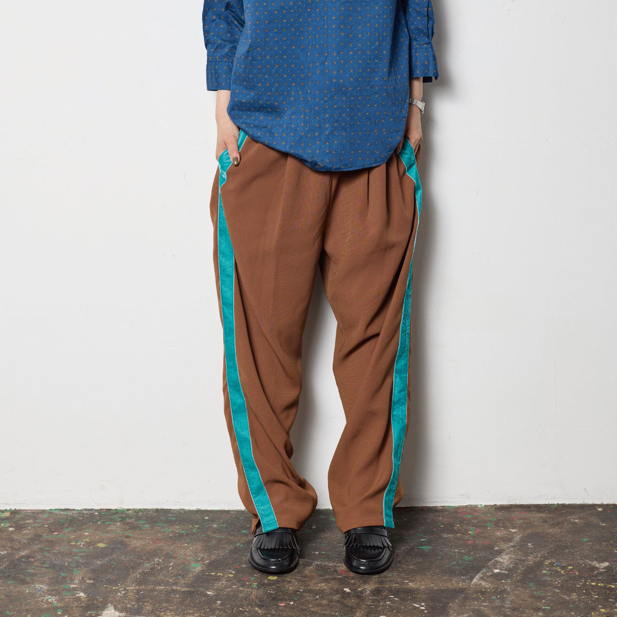 track pants / brown