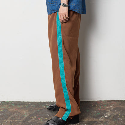 track pants / brown