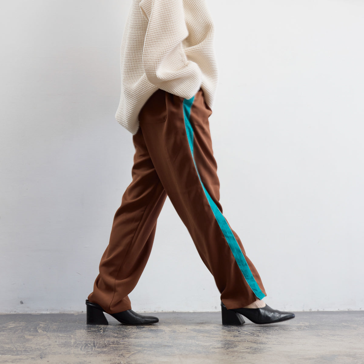 track pants / brown