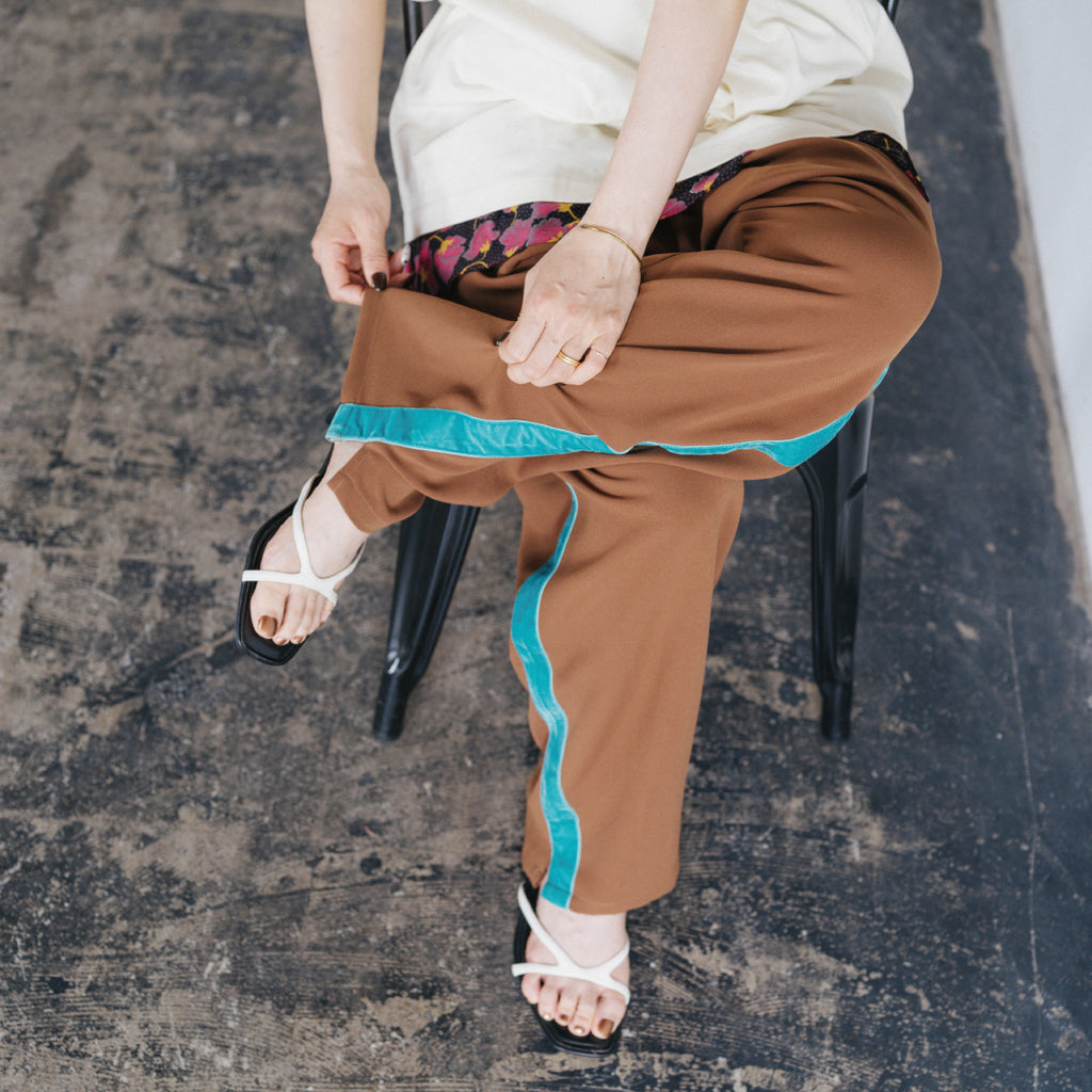 track pants / brown