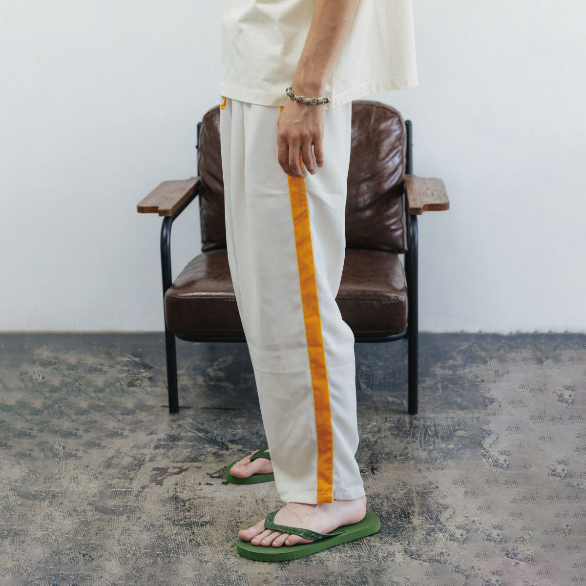 track pants / off