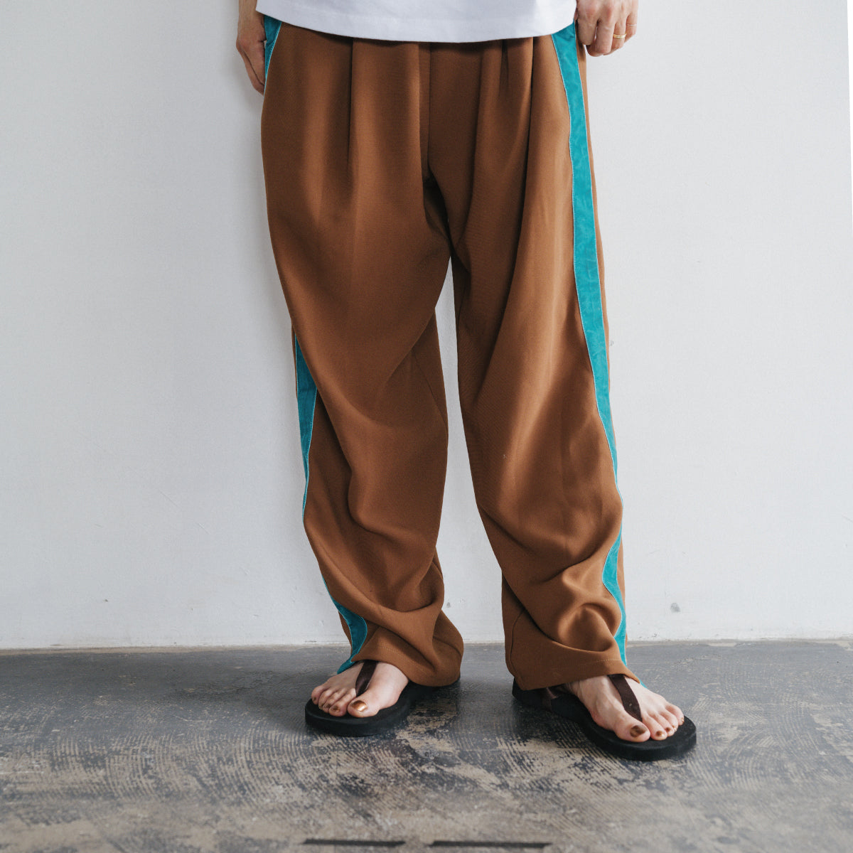 track pants / brown