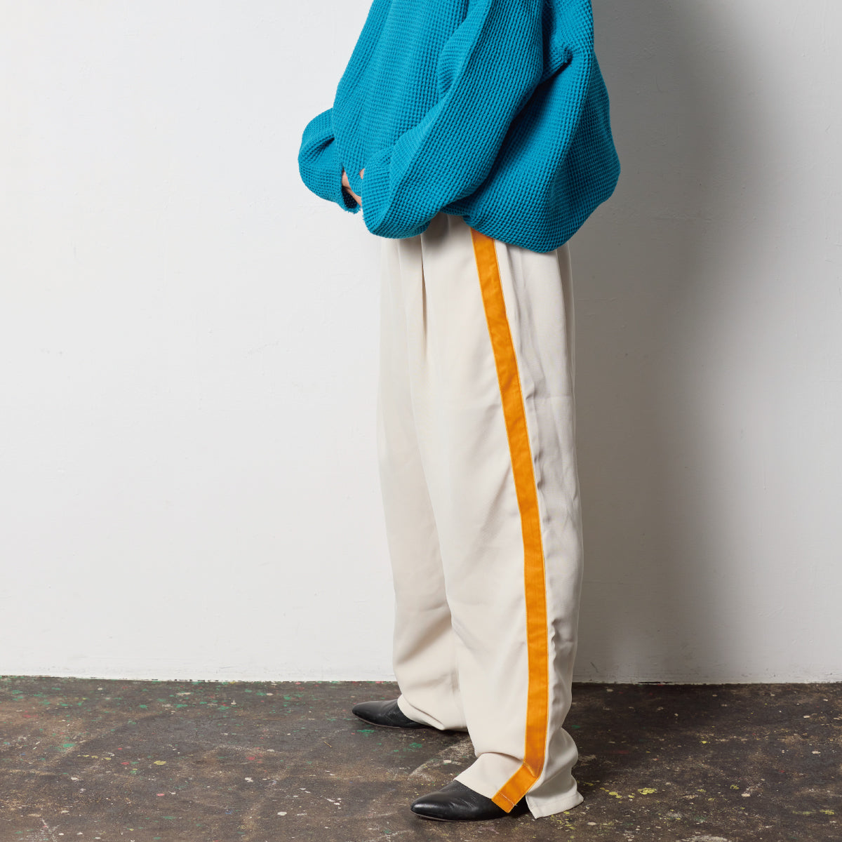 track pants / off